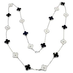 Van Cleef & Arpels Collier Vintage Alhambra à motif 20 en or blanc, diamants et onyx