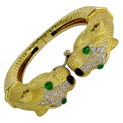 Pulsera Brazalete Doble Cabeza de Gato Francés de Oro Amarillo y Diamantes con Ojos de Esmeralda