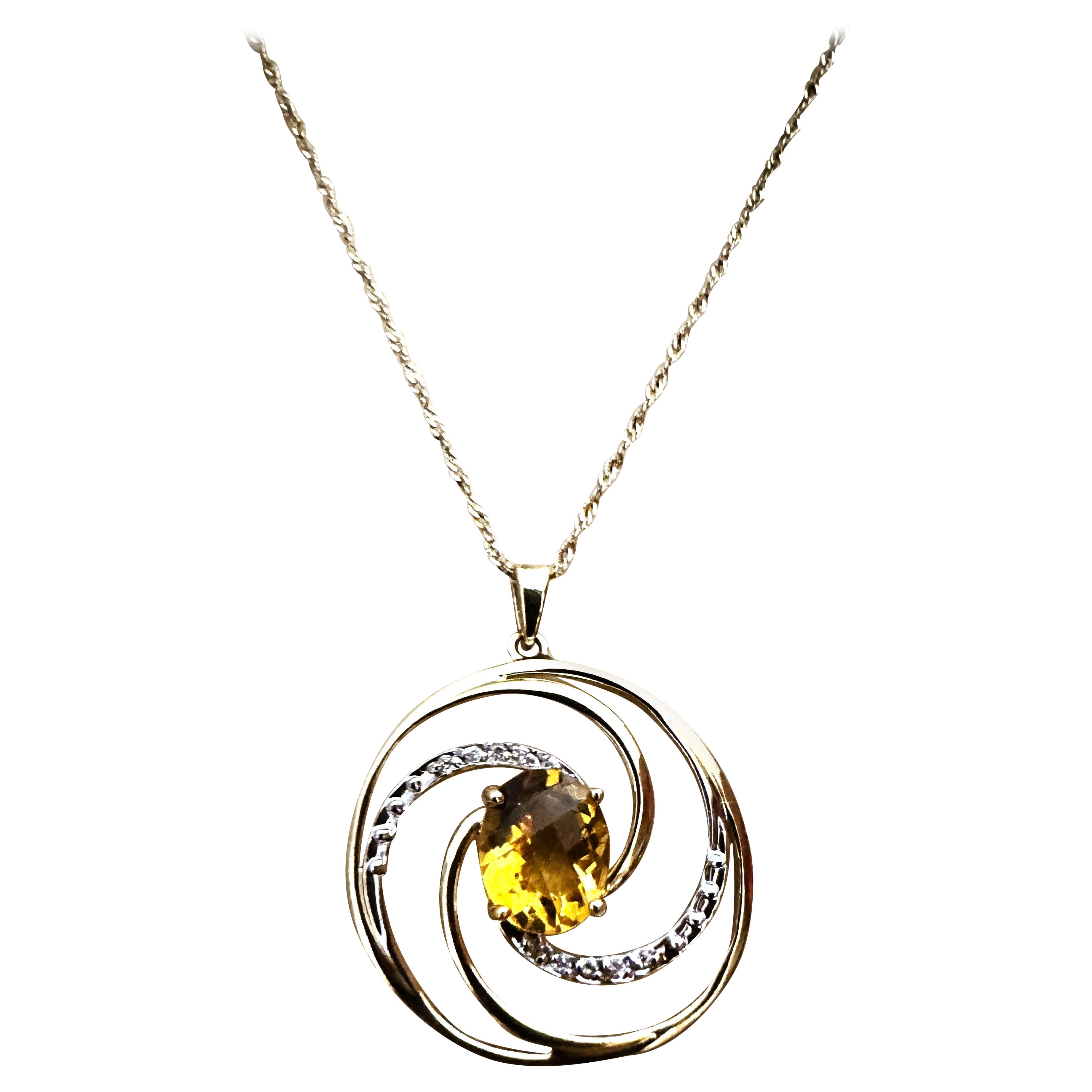 J'adore le design de ce collier.  Il est composé d'or jaune 14k et d'or blanc 14k.  La pierre centrale est une citrine ovale dorée de taille fantaisie mesurant 10,5 x 8 mm et pesant 2,65 cts.  Il comporte 5 diamants de taille brillante de part et