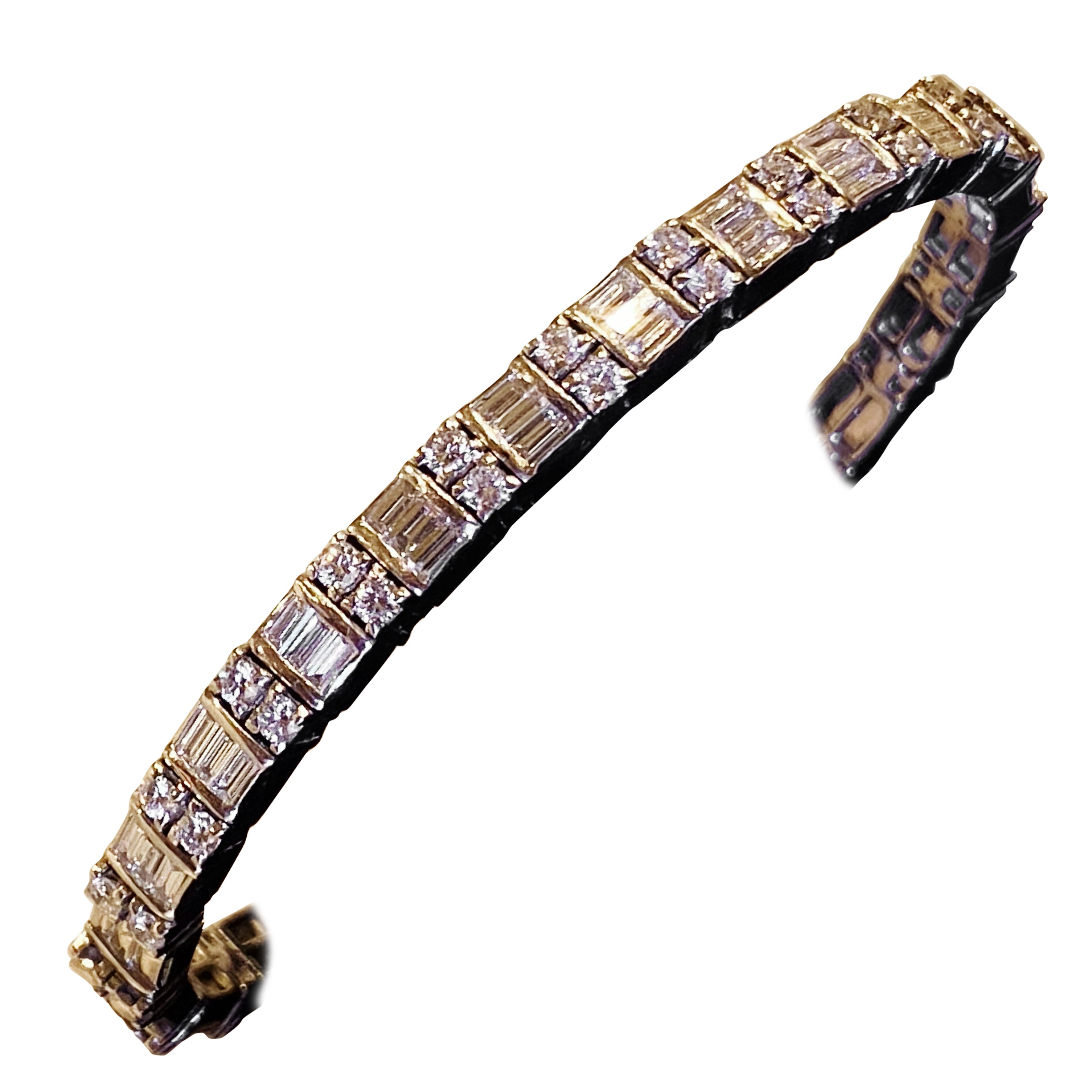 Inspiré par le cubisme - 
Style et mouvement artistique d'avant-garde du début du XXe siècle, 
(qui présentait des formes géométriques simples, des motifs imbriqués et des collages),
Ce luxueux bracelet présente les caractéristiques suivantes 
des