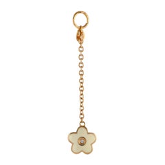 Aaron Basha, ciondolo a forma di fiore bianco smaltato con diamanti in oro rosa 18 carati AB06-111424