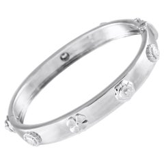 Chanel Camelia Pulsera de oro blanco de 18 quilates con diamantes y tres símbolos CH04-120524