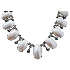 Collana di perle Mabé, diamanti, perle grigie, oro rosa e argento.
