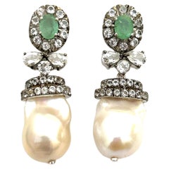 Bochic Orient Ohrringe aus 18 Karat Gold und Silber mit Smaragd, Topas und weißen Perlen