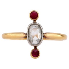 Anillo antiguo de tres piedras de oro amarillo de 14 quilates con diamante y rubí
