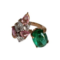 Anello da cocktail con smeraldo dello Zambia da 4.27 carati, zaffiri rosa e diamanti