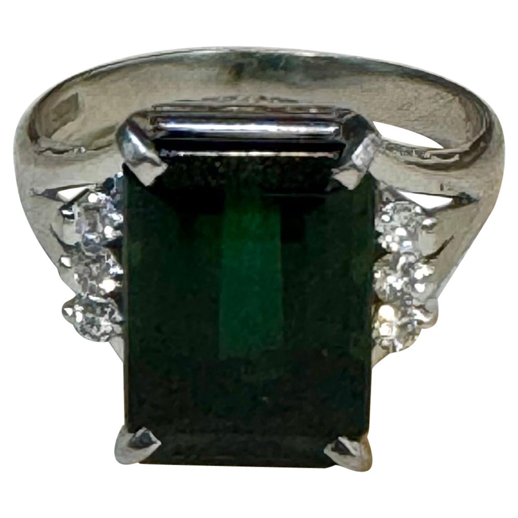 Anello Cocktail con tormalina verde da 5,2 carati e diamante da 0,15 carati, oro bianco 14 carati