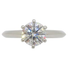Clásico Tiffany & Co. Anillo de compromiso solitario de diamantes en platino
