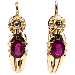 Orecchini pendenti in oro giallo con diamante bianco taglio rosa e rubino taglio ovale in stile Art Deco