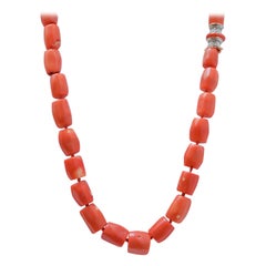 Collana in corallo, diamanti, oro bianco 14 carati e oro rosa.