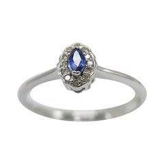 Saphir bleu  Bague en or blanc 14 carats avec diamants
