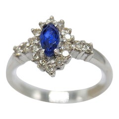 Zafiro azul  Anillo de oro blanco de 14 quilates con diamantes.