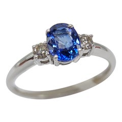 Saphir bleu  Bague en or blanc 14 carats avec diamants