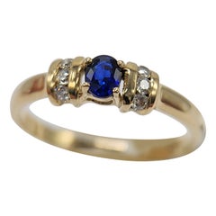 Blauer Saphir  Ring aus 14 Karat Gelbgold mit Diamanten.