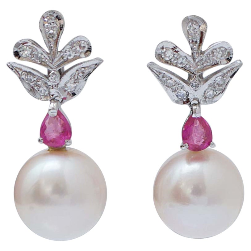Pendientes de 12 mm de perlas blancas, rubíes, diamantes y platino.