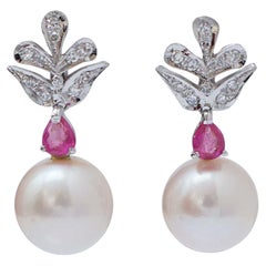 Pendientes de 12 mm de perlas blancas, rubíes, diamantes y platino.