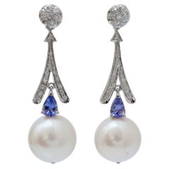 Pendientes de perlas blancas de 12 mm, tanzanita, diamantes y platino.
