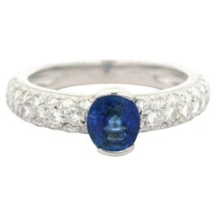 Anillo Leo Pizzo de oro blanco de 18 quilates con zafiro azul real ovalado de 1,51 ctw y diamantes pavé