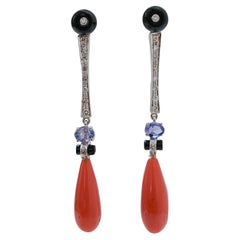 Pendientes de coral, ónix, tanzanita, diamantes y platino.
