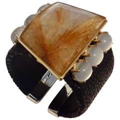 Michael Kneebone Brazalete de cuarzo rutilado y piedra lunar Stringray