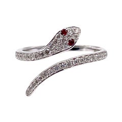 Impresionante Anillo de Rubí y Diamantes con Detalle de Serpiente en Oro Blanco de 14k