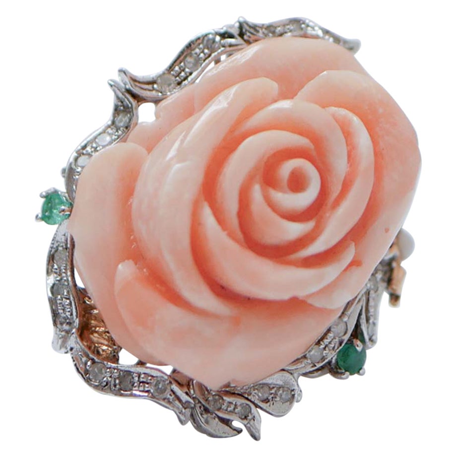 Coral, Esmeraldas, Zafiros, Diamantes, Anillo de Oro Blanco y Oro Rosa de 14 Kilates.
