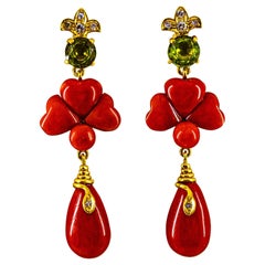 Ohrringe im Art-Déco-Stil 2,56 Karat Weißer Diamant Peridot Rote Koralle Gelbgold