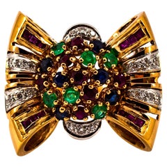Art Nouveau Esmeralda Rubí Azul Zafiro Blanco Diamante Oro Amarillo Anillo de Cóctel