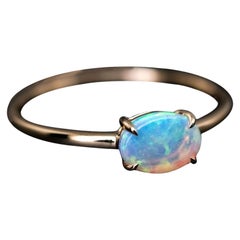 Bague de fiançailles en or jaune 18 carats avec une opale massive australienne ovale