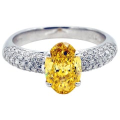 Bague de fiançailles en or blanc avec 1,37 carat de diamant jaune Vivid Diamonds