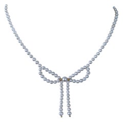 Marina J. Collana con perle e fiocchi in oro giallo massiccio 14k