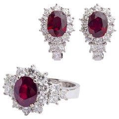 Ensemble de boucles d'oreilles et de bagues en or blanc 18 carats, rubis et diamants