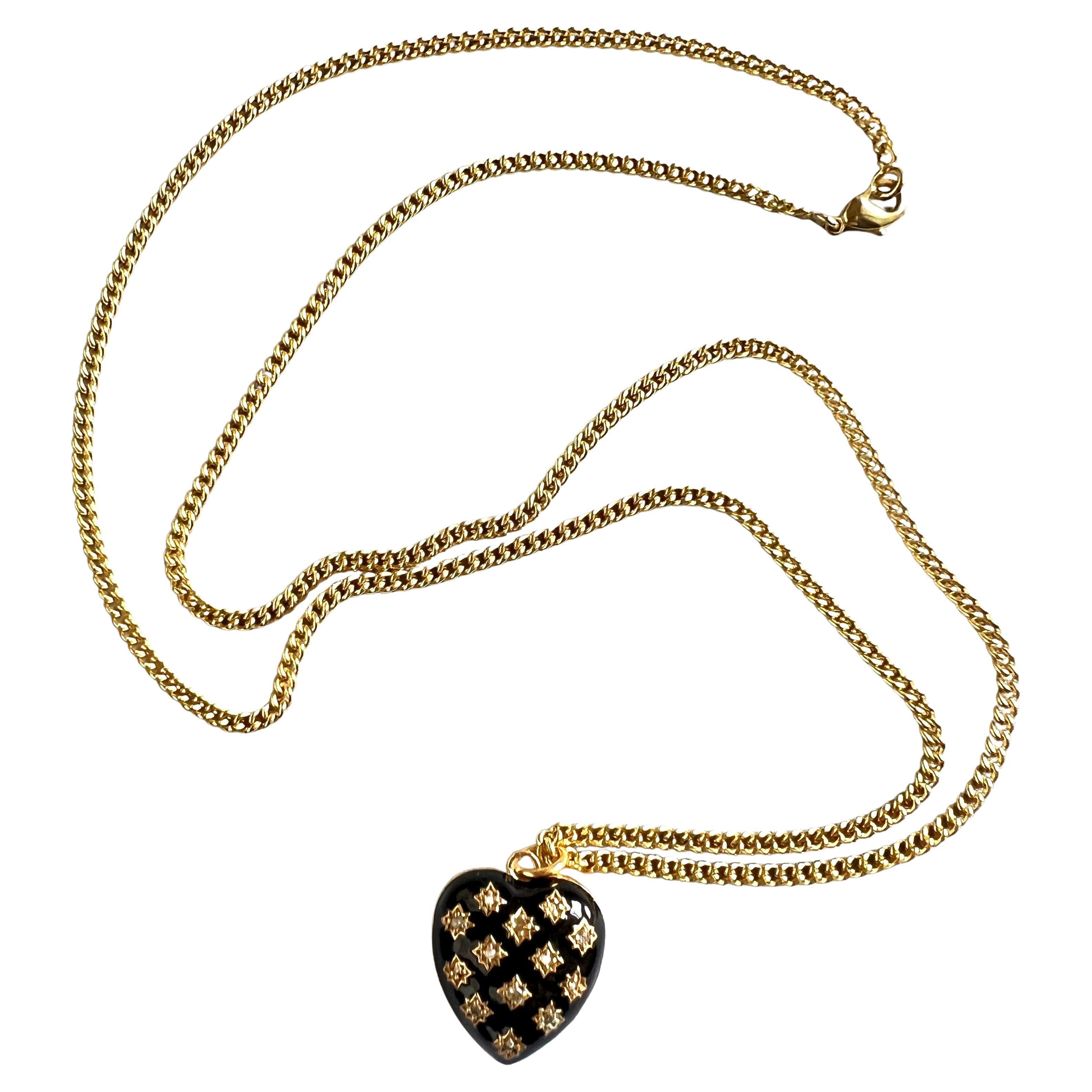White Diamond Heart Necklace Black Enamel 

Heart Necklace White Diamond Pearl Victorian Memento Mori Style Black Enamel 

Chain: Gold plated Brass
Heart: Gold plated Silver
Gems. White Diamond and white pearls

Designer: J DAUPHIN

Length: 28