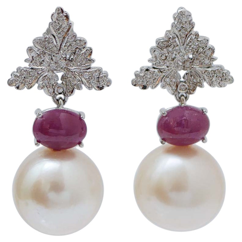 Pendientes de perlas blancas de 14 mm, rubíes, diamantes y oro blanco de 14 quilates.