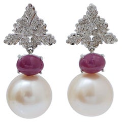 Pendientes de perlas blancas de 14 mm, rubíes, diamantes y oro blanco de 14 quilates.