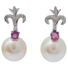 Pendientes de perlas de 13 mm, rubíes, diamantes y platino.