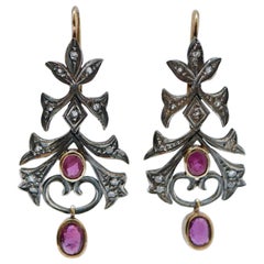 Rubíes, Diamantes, 18 Kt  Pendientes de oro rosa y plata.
