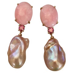 Michael Kneebone Orecchini pendenti di perle barocche con opale rosa e zaffiro rosa.