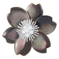 Van Cleef & Arpels Rose de Noel in oro 18 carati con 0,48 carati di diamanti e madreperla