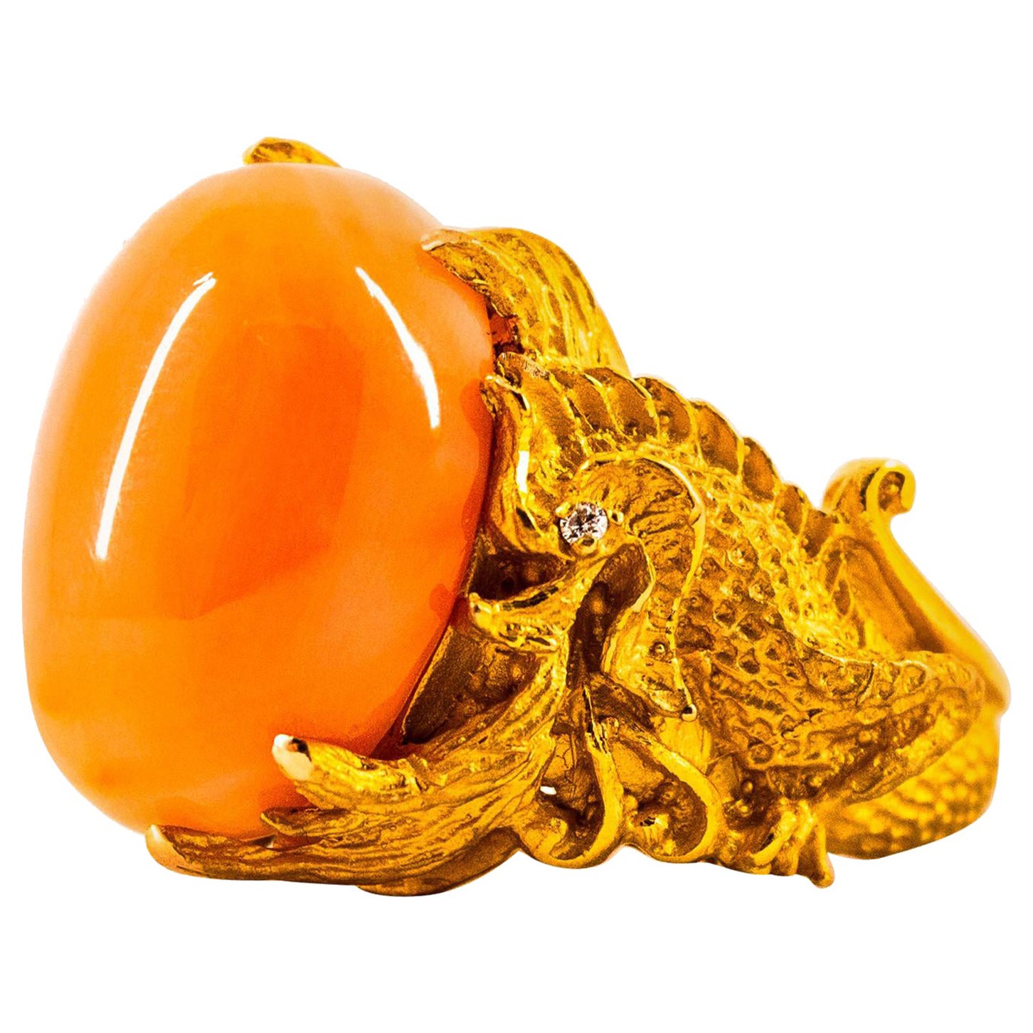 21,52 Karat Cabochon Pink Coral Weißer Diamant Gelbgold Drachen Cocktail Ring im Angebot