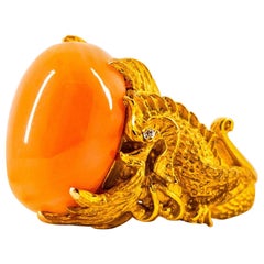 21,52 Karat Cabochon Pink Coral Weißer Diamant Gelbgold Drachen Cocktail Ring