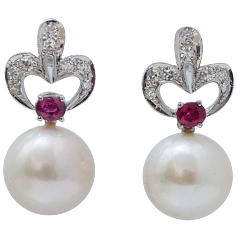 Pendientes de 14 mm de perlas blancas, rubíes, diamantes y platino.
