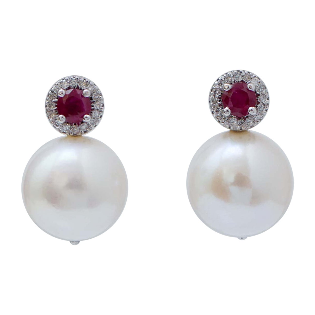 Pendientes de perlas blancas de 12 mm, rubíes, diamantes y oro blanco de 14 quilates.