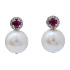 Pendientes de perlas blancas de 12 mm, rubíes, diamantes y oro blanco de 14 quilates.