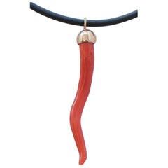 Corallo, collana con ciondolo in oro giallo 18 carati.