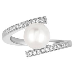 Anello in oro con diamante e perla da 0.30 carati