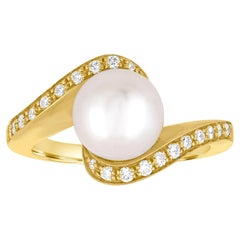 Anello in oro con diamante e perla da 0.40 carati