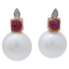 Pendientes de perlas blancas de 11 mm, rubíes, diamantes y oro rosa de 14 quilates.