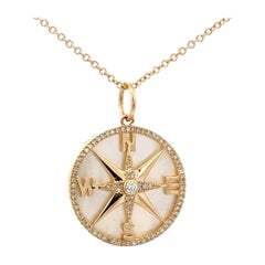 Colgante Amuleto Brújula Diamante Madreperla 0,19 Quilates Oro Amarillo 14 Kilates