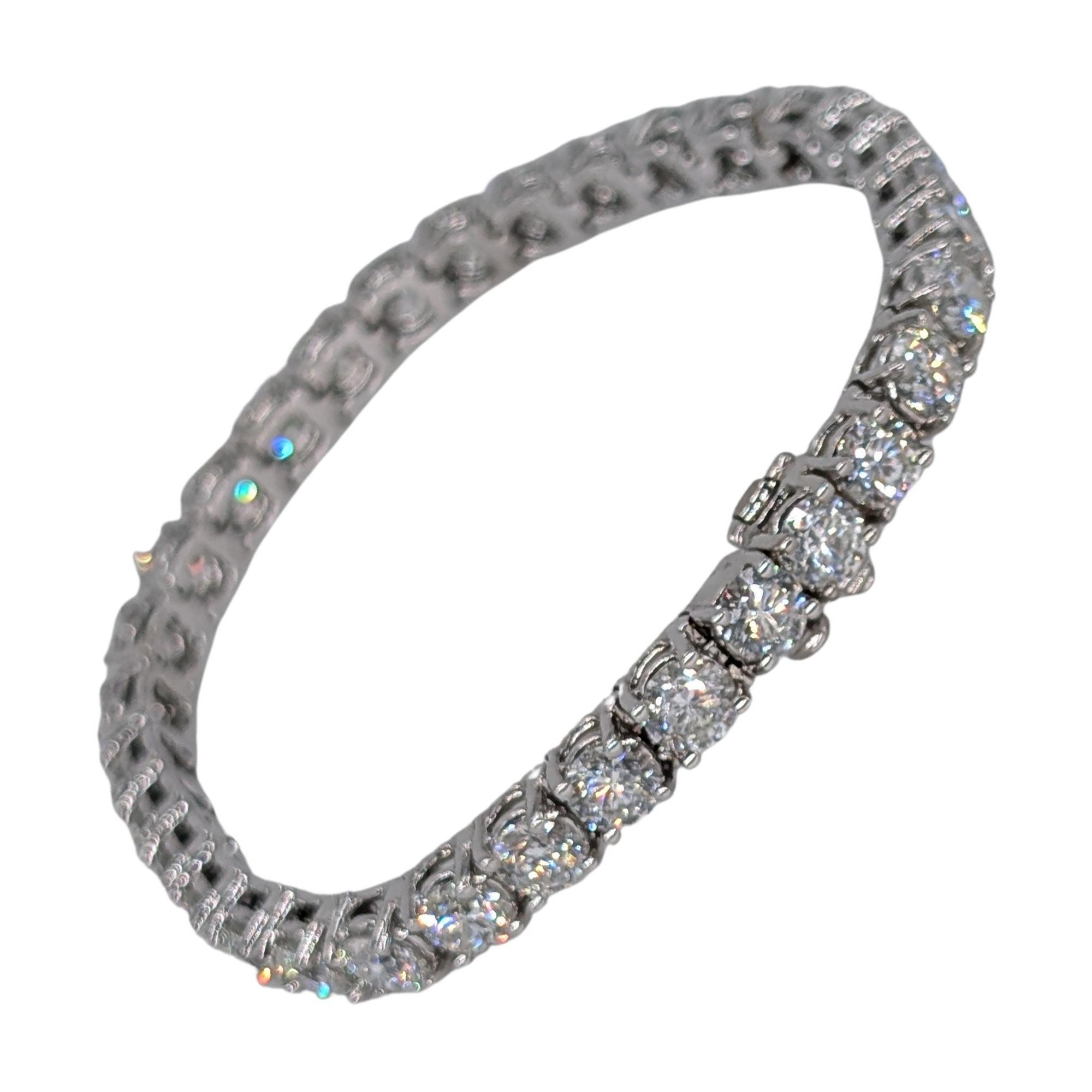 Bracelet tennis en or blanc 14 carats avec diamants totalisant 16,20 de couleur G-H et de pureté SI en vente